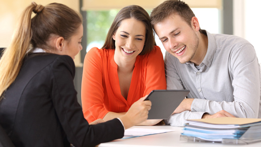Seller showing on line product to the customers